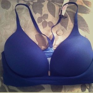 NWT Victoria’s Secret Wireless Bra 32D